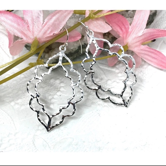 NEW 🌸 scalloped double drop hammered earring - Picture 1 of 3